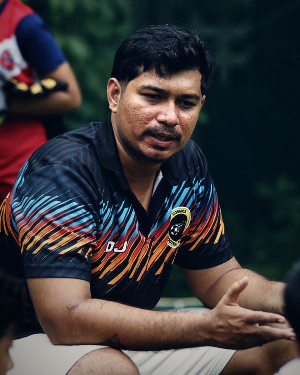 Deepak Joshi talking to young players at a Cosmos session